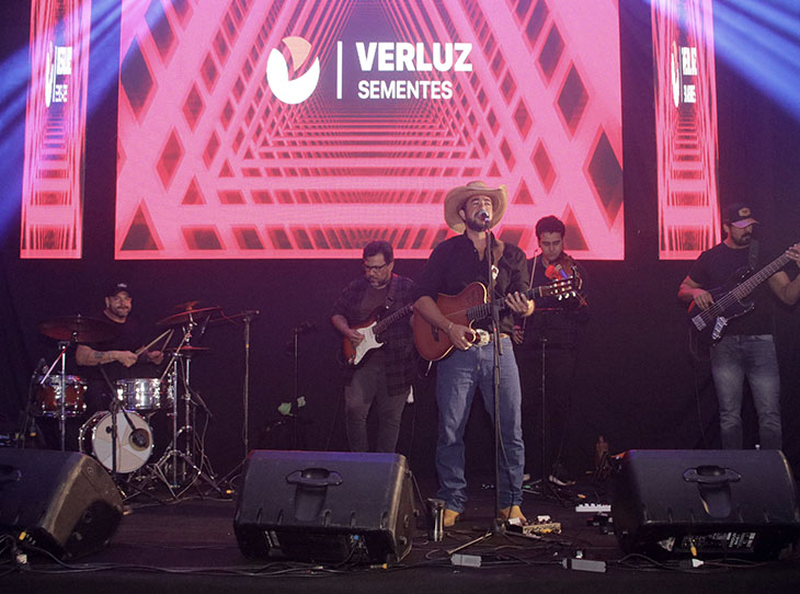Renato Pacheco e Banda apresentam no 5º dia de campo da Verluz Sementes