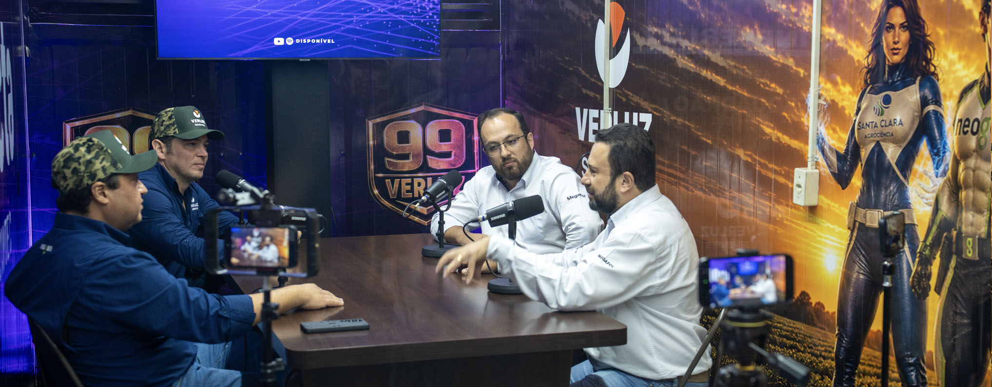 Podcast no stand da Verluz no Showtec 2026