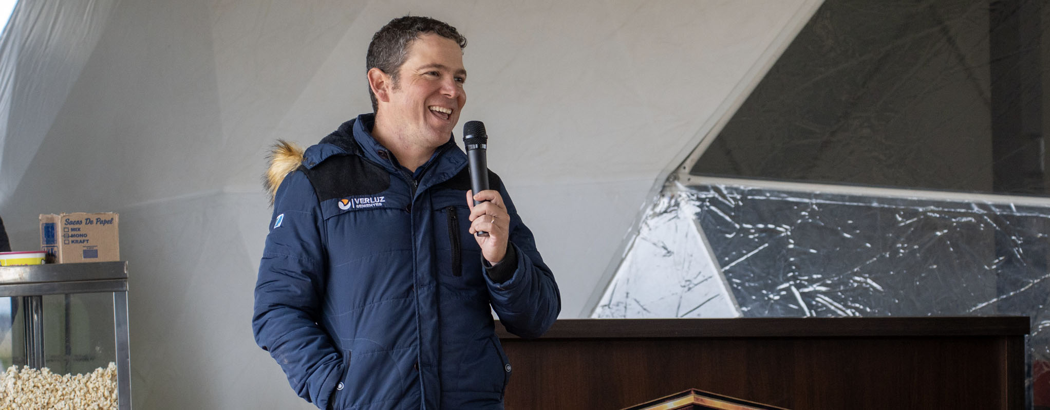 Breno Morais, CEO da Verluz Sementes, agradece em evento da Showtec