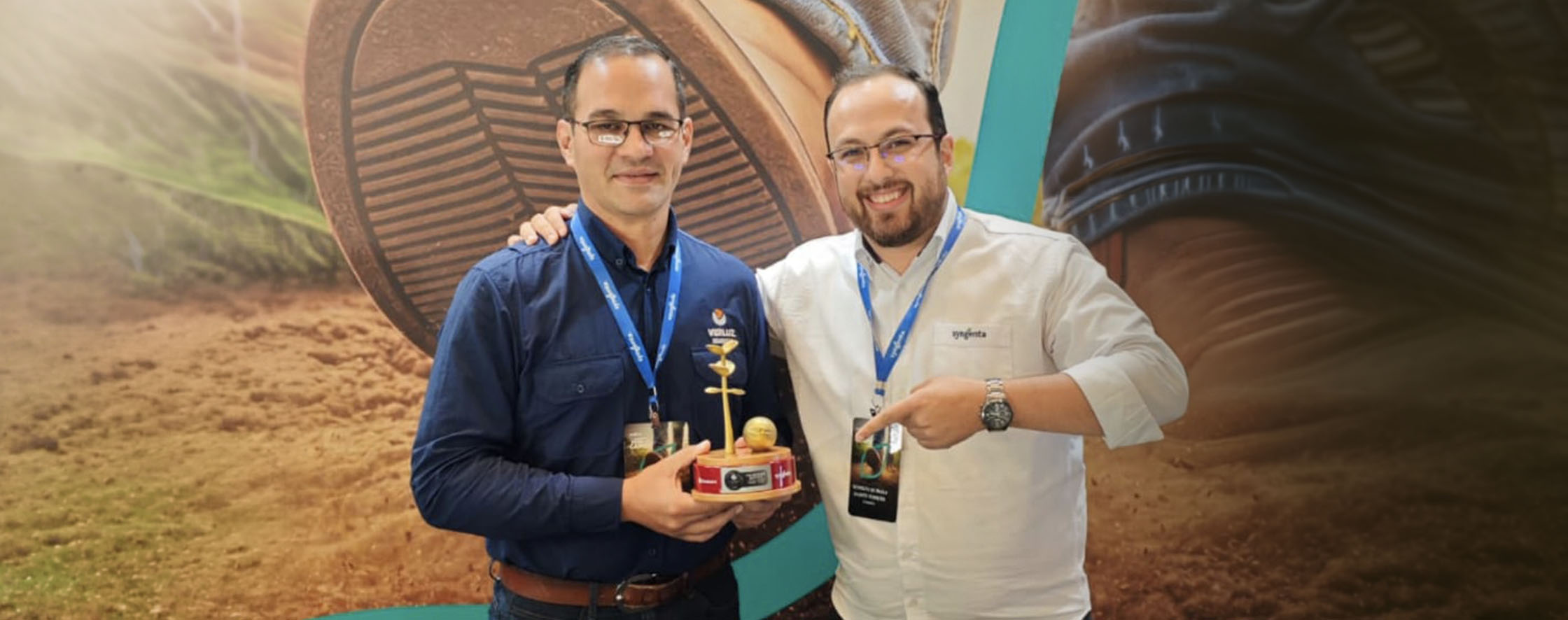Representante da Verluz Sementes recebendo o Certificado de Excelência em Tratamento de Sementes Industrial da Syngenta Seedcare durante evento em Campinas (SP).