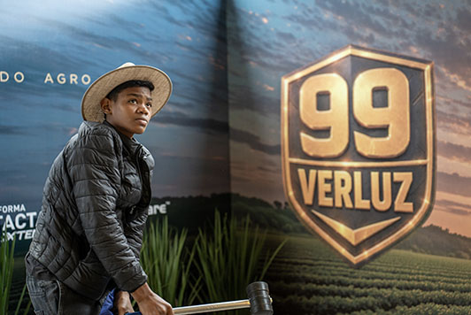 Visitantes participam do desafio Martelo da Força no estande da Verluz durante a Showtec 2026 tentando alcançar o Vigor 99.