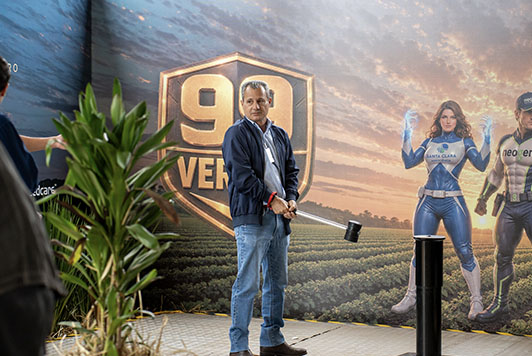 Visitantes participam do desafio Martelo da Força no estande da Verluz durante a Showtec 2026 tentando alcançar o Vigor 99.