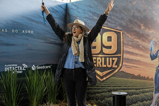 Visitantes participam do desafio Martelo da Força no estande da Verluz durante a Showtec 2026 tentando alcançar o Vigor 99.