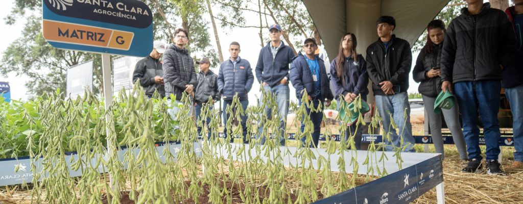 Representantes da Neogen, Santa Clara Agrociência, Syngenta Seedcare e Intacta Xtend participando do Esquadrão 99 no estande da Verluz durante a Showtec 2026.