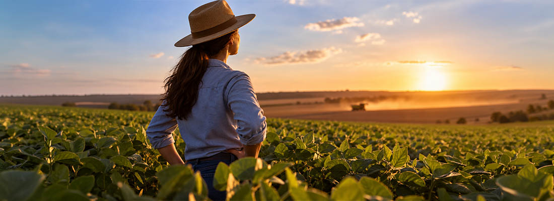 Mulher atuando no campo durante atividade agrícola, representando a participação feminina no agronegócio.